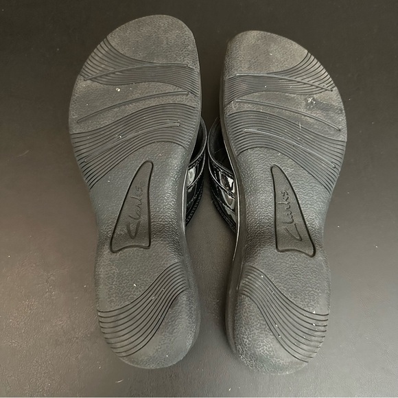 CLARKS Women's Black Patent Cloudsteppers Breeze Sea Flip Flop Slip On Sandals 8 - Picture 8 of 9